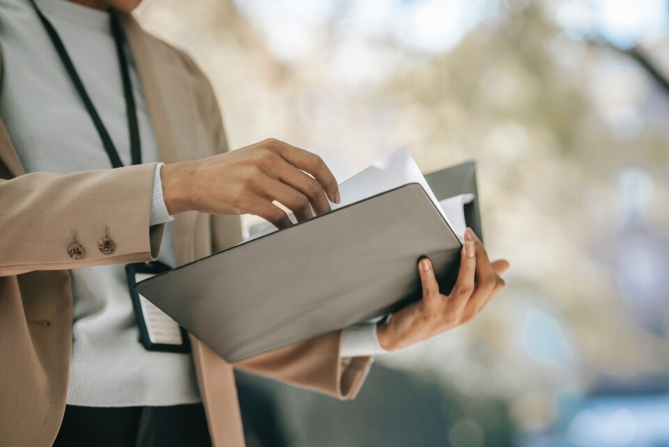 Person outside holding a file filled with papers. Live in Tarn-et-Garonne? Watch out for the fake census scam