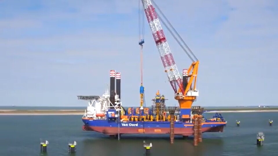 The Aeolus ship working in the bay of Saint-Brieuc. Oil slick off Brittany coast after ship accidentally dumps 100 litres