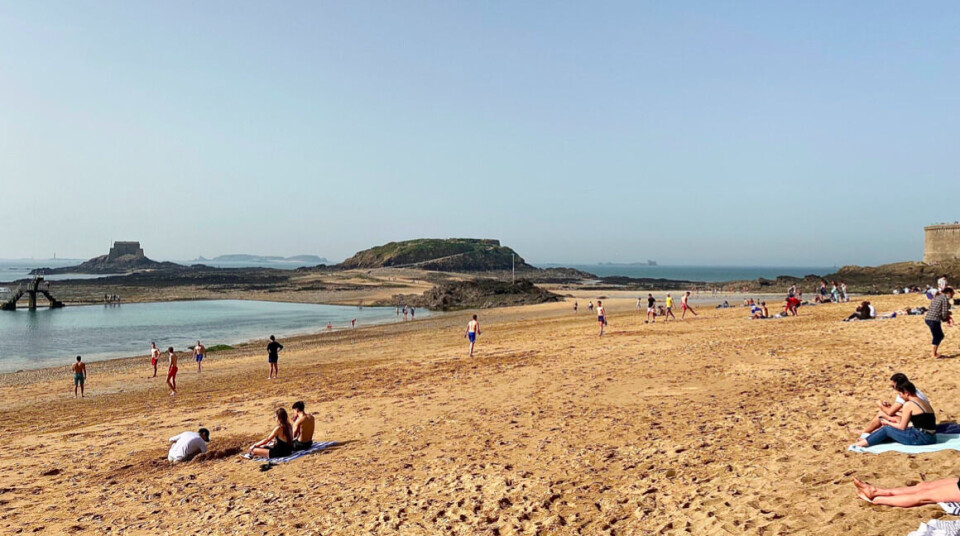 Extrême Météo / @ExtremeMeteo / Twitter Sunbathers in Saint-Malo. Hot weather records for France but 20C drop and even snow next week