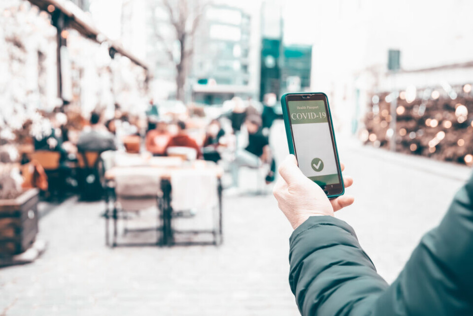 A person with a health pass going to a restaurant