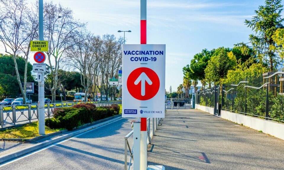 An arrow pointing to a vaccination centre in Nice, France. Covid France: ‘Health pass effect’ brings optimism for autumn