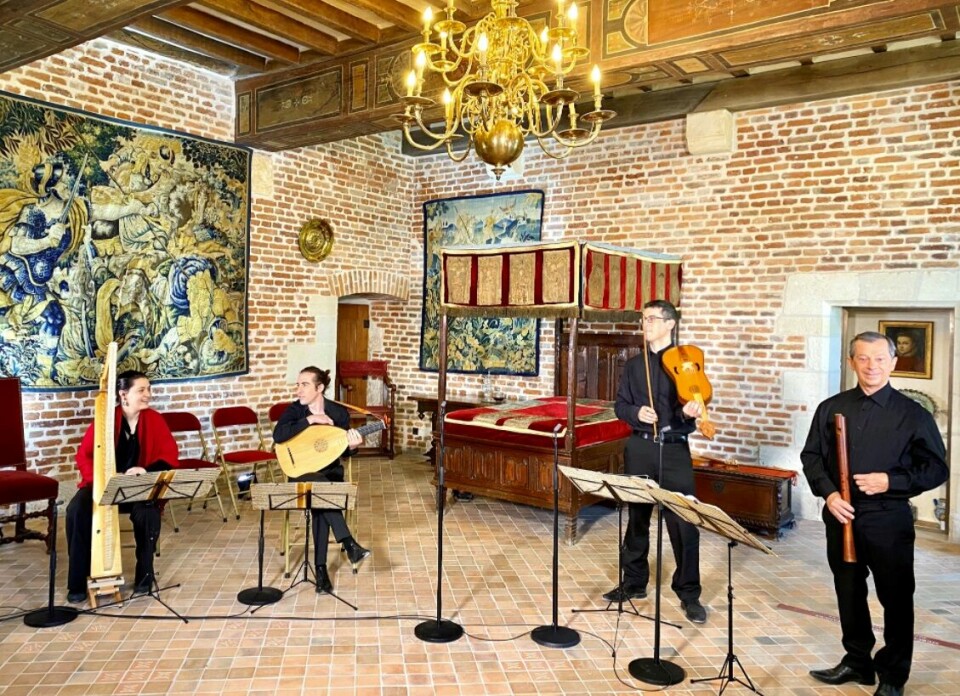The Doulce Memoire musicians performing at the Clos Luce. Instrument played by Leonardo da Vinci returns to his French chateau