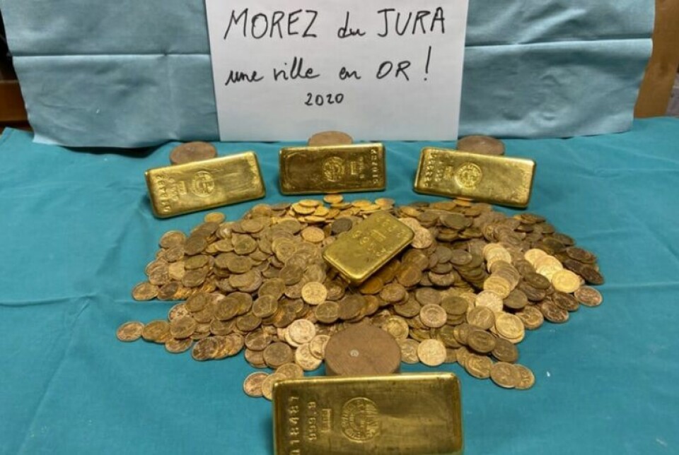 The discovered gold bars and coins. €650,000 of gold found in jam jars in junk-filled French house