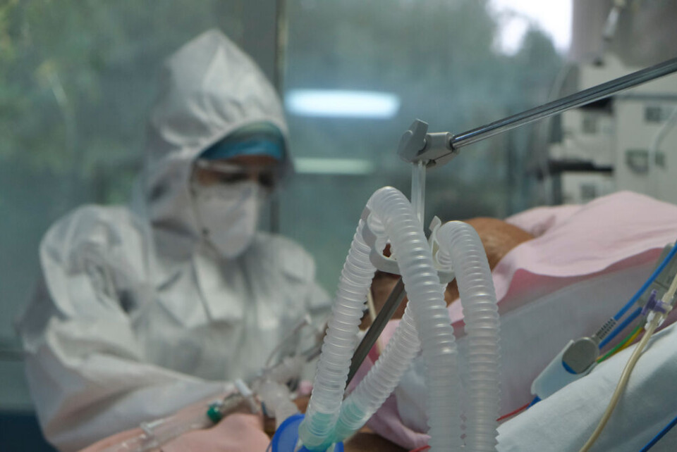 A patient being cared for in a hospital bed. Covid: Hospitals in south of France and Corsica launch emergency plan