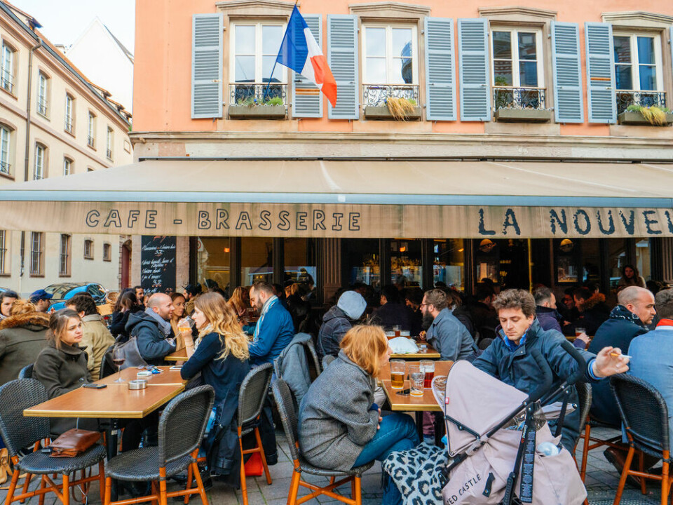 People eating outside a restaurant. Curfew and eating out: What Covid rules change in France on June 9?