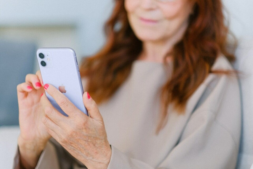 Anna Shvets / Pexels / Pexels License A woman looking at a smartphone. Scam alert in France over malware texts about parcel deliveries