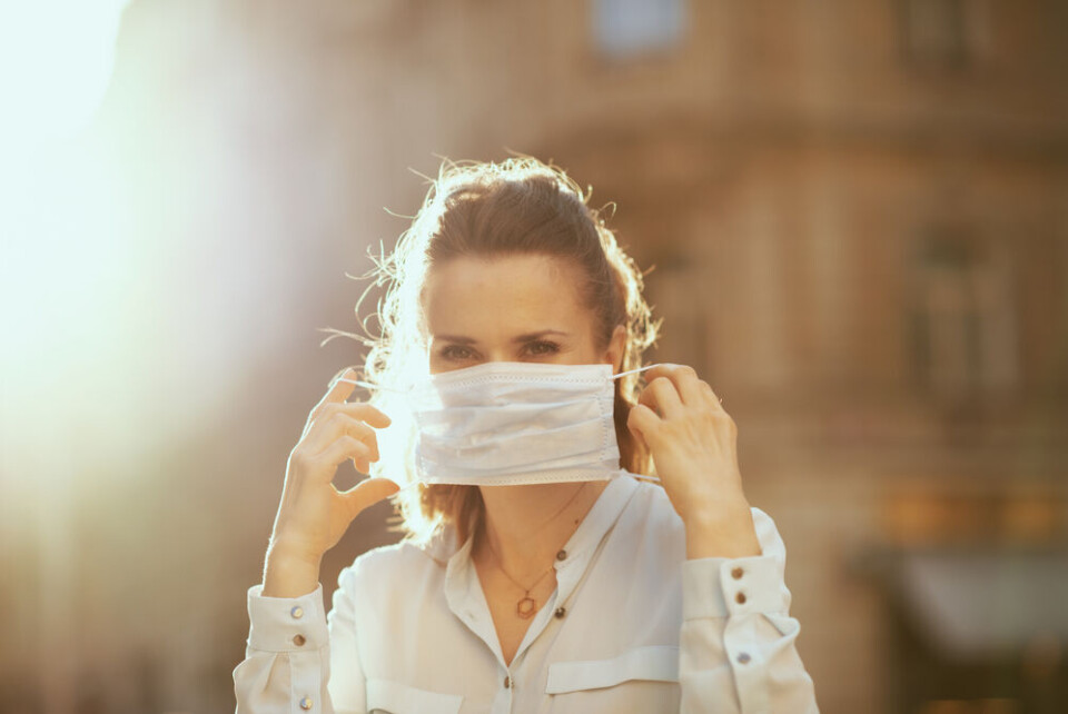 Alliance Images / Shutterstock A woman outside putting on a mask. Covid France: Masks mandatory in 45 tourist areas in Charente-Maritime