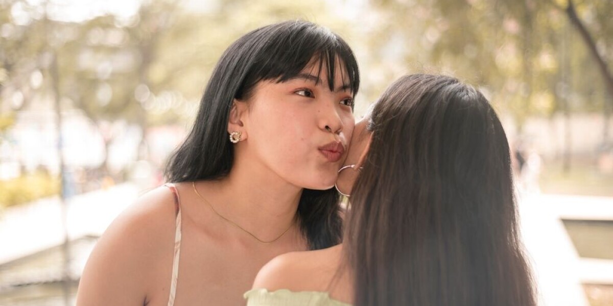 Which cheek? How many? The truth about bises in france