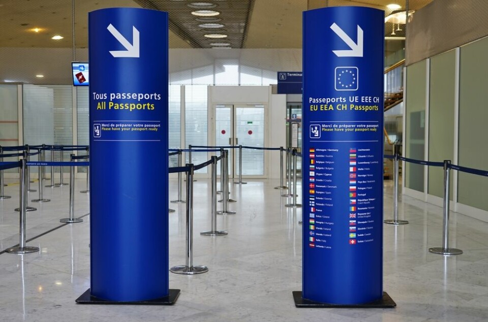 Passport control signage in French and English