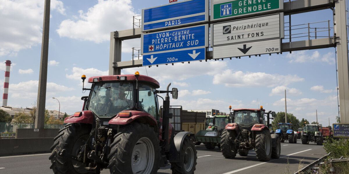 Travel disrupted around france as farmers blockade paris and lyon