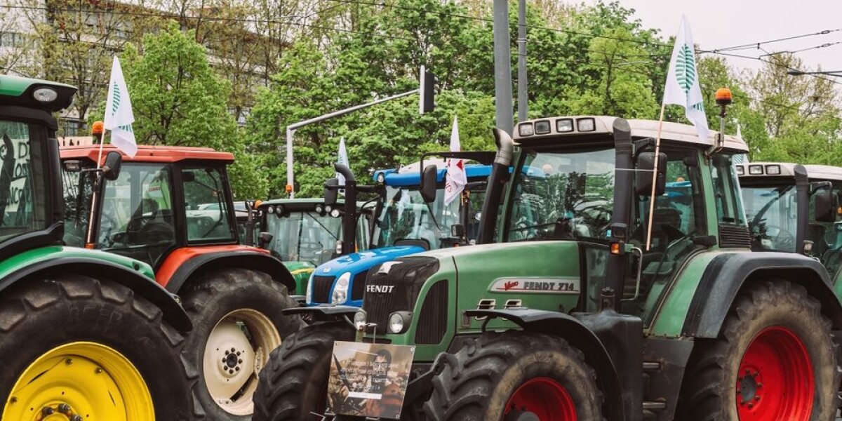 French farmer roadblocks continue: woman killed as car hits barricade