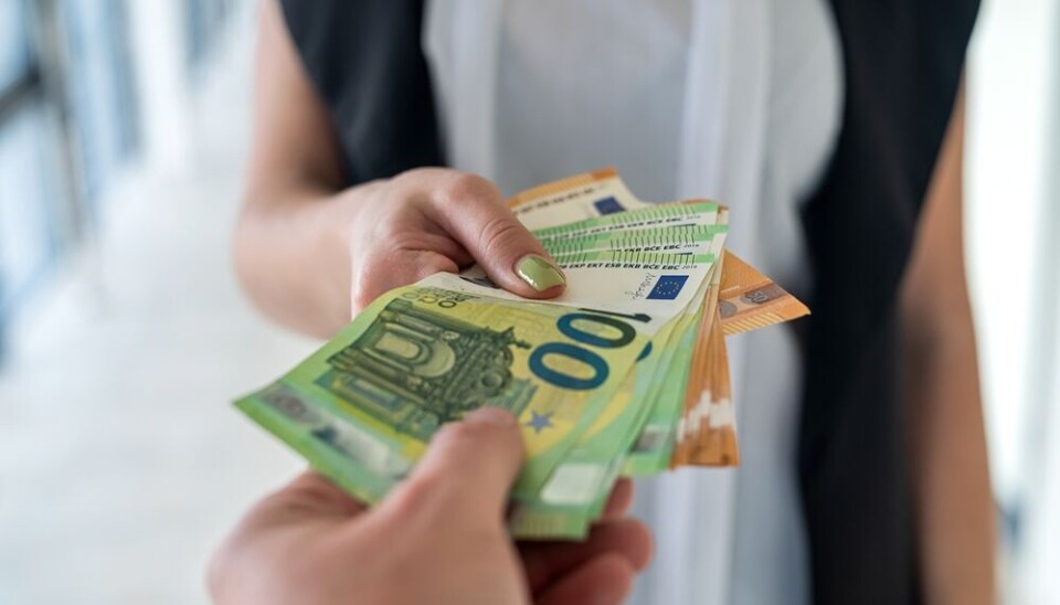 A young person hands over money to a man in France.