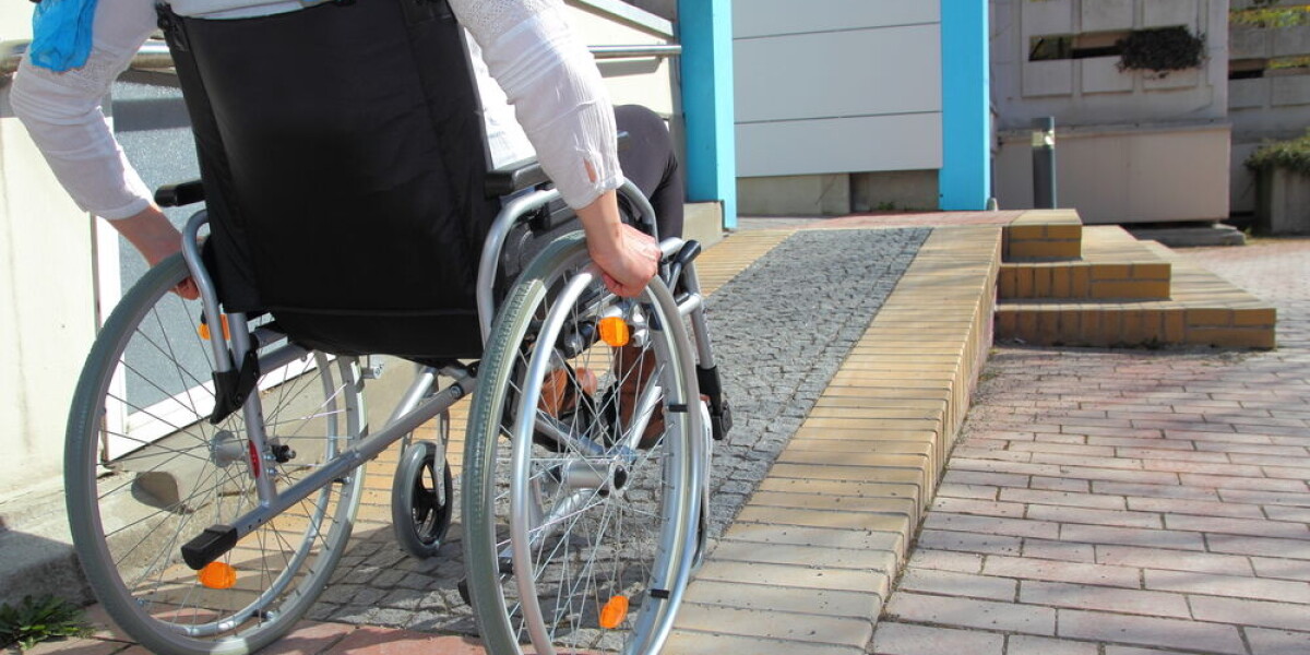What housing aid is available for people with disabilities in France?