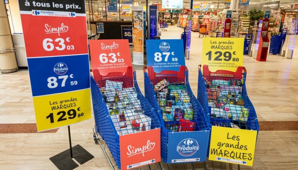 Price comparison of 3 shopping carts from the Carrefour hypermarket filled with a range of first price, generic brand and big brand product