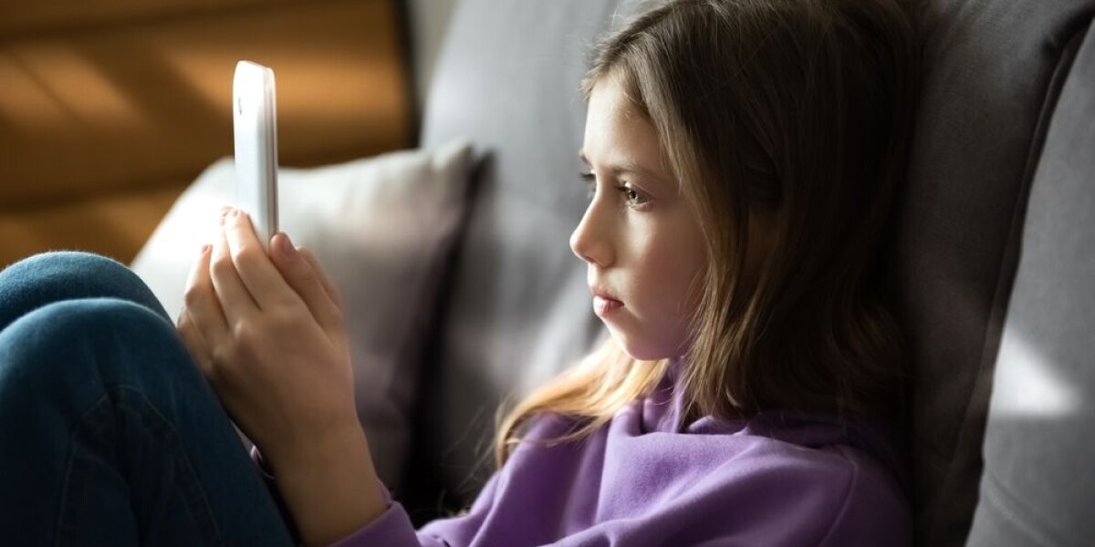 French plan to ban phones and social media for kids: how can it work?