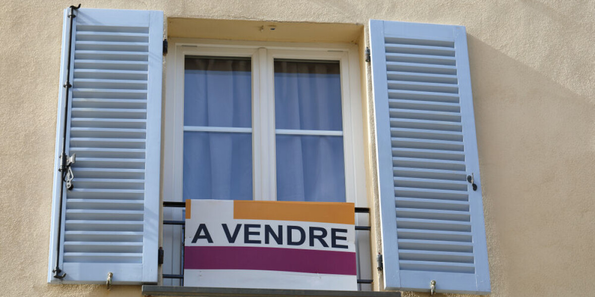 What is the role of an estate agent when buying a property in france?