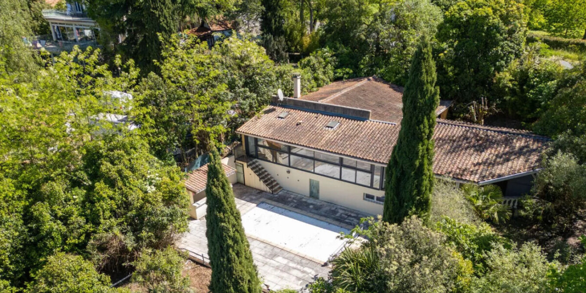 Toulouse home sells at half price as pool in view of thousands of people