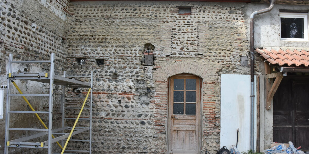 Unveiling history: the art of restoring a century-old façade 🏚️🔍