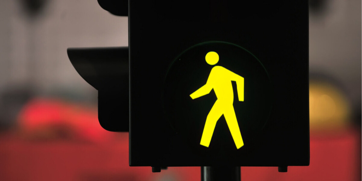 Trial of yellow pedestrian light on road crossings in nantes