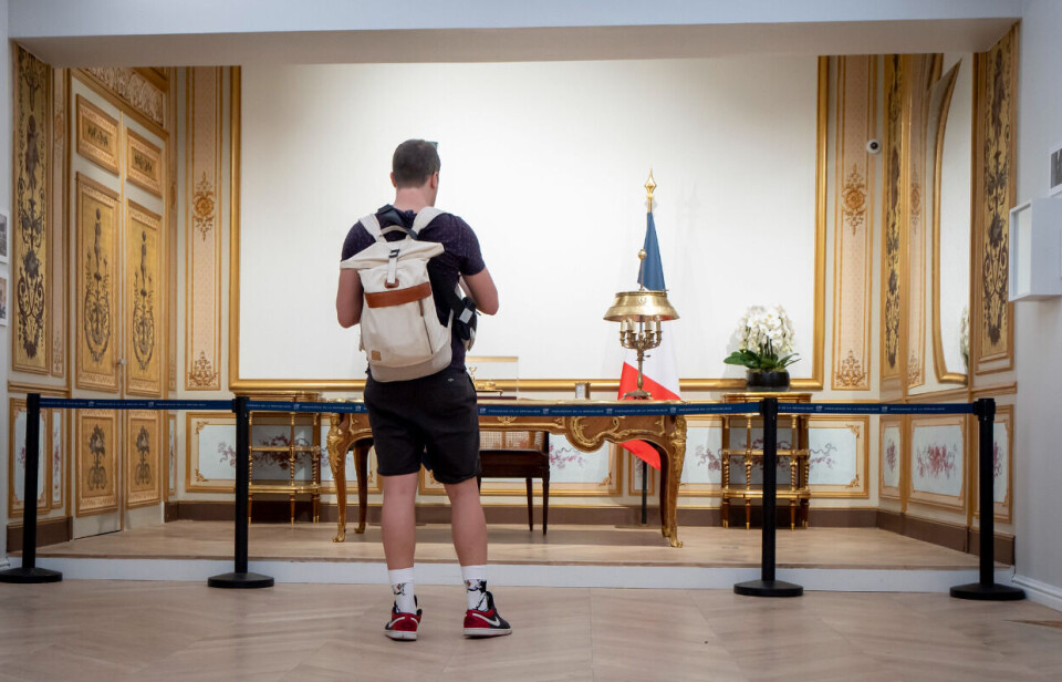 X.com/Elysee / Maison Elysée Un touriste regarde le bureau 1740 au cœur de l'exposition Maison Elysée