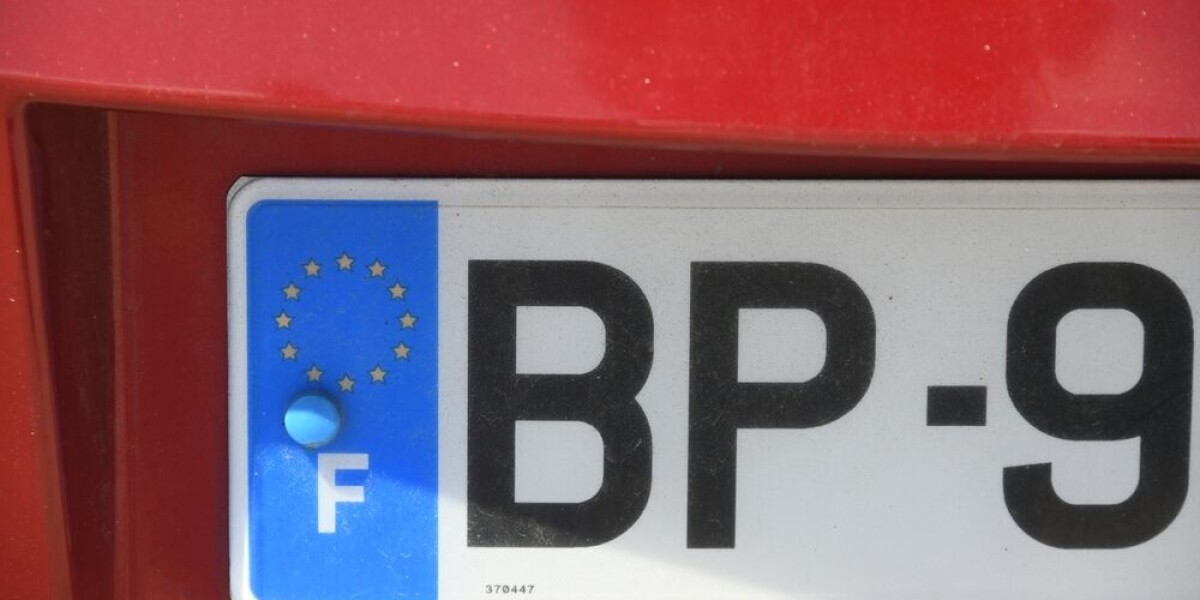 What do the different number plate colours of cars mean in france?