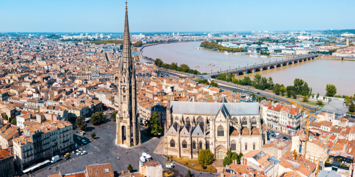 Why is bordeaux also known as the ‘port of the moon’?