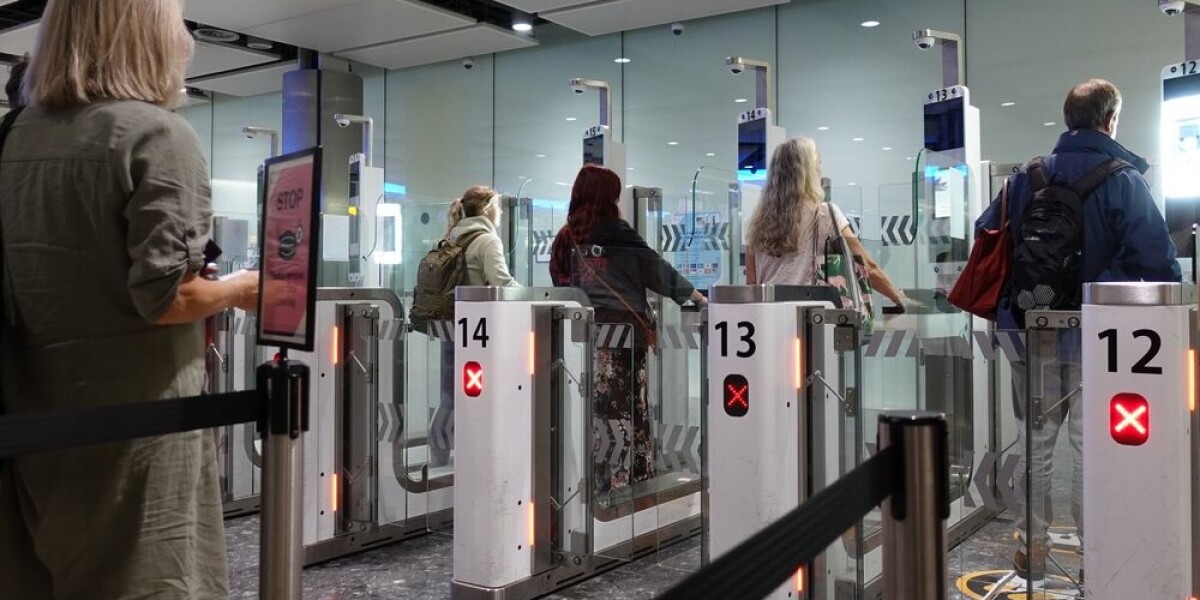 New ees border controls: will foreign residents of france be able to use e-gates?
