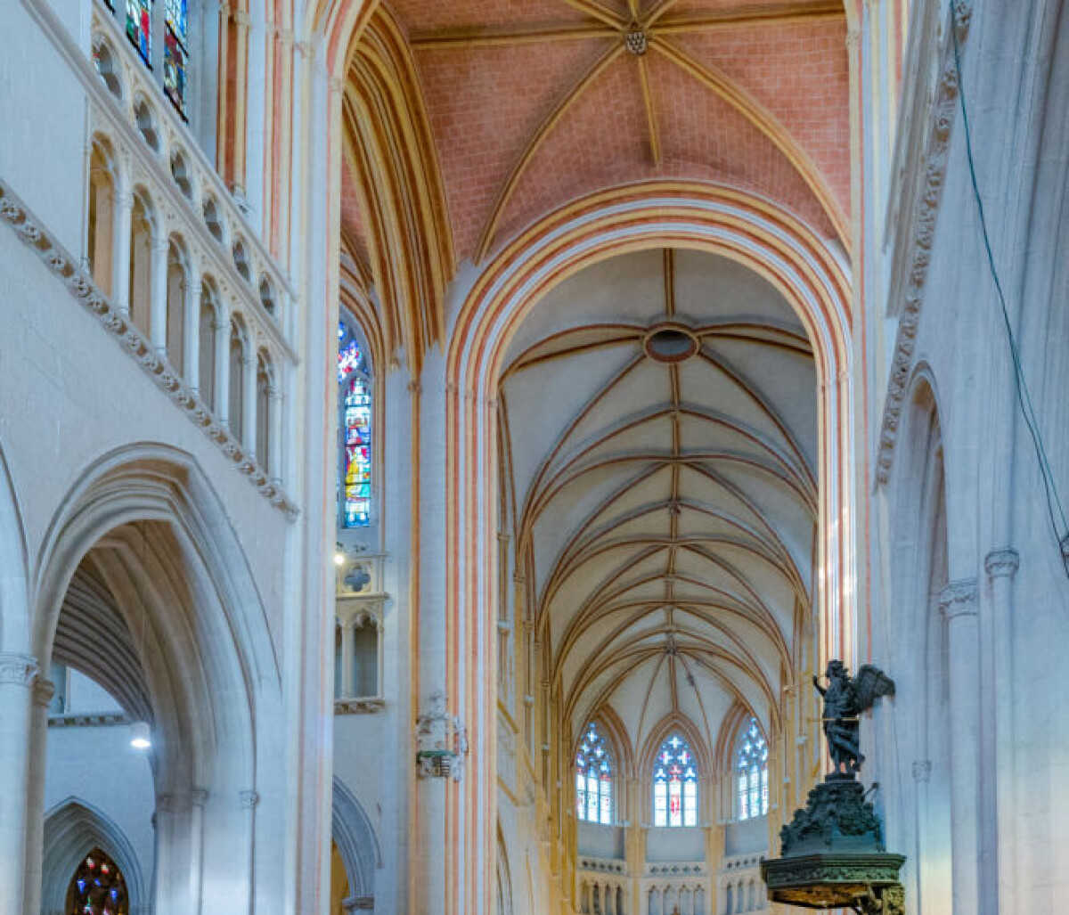 洋書 THE CATHERIAN CATHEDRAL Mysteriously skewed Brittany cathedral continues to confound experts